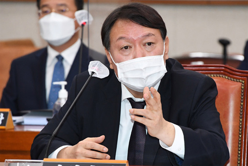 ▲ 윤석열 검찰총장이 22일 국회에서 열린 법제사법위원회 대검찰청 국정감사에서 의원 질의에 답변하고 있다. <사진제공=뉴시스>