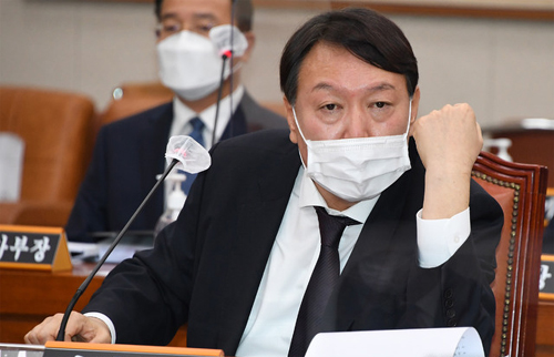 ▲ 윤석열 검찰총장이 22일 국회에서 열린 법제사법위원회 대검찰청 국정감사에서 의원 질의에 답변하고 있다. <사진제공=뉴시스>