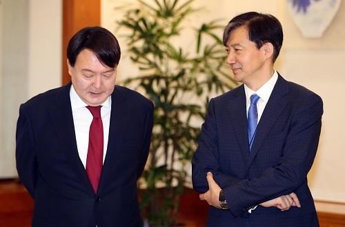 ▲ 윤석열 검찰총장과 조국 전 법무부장관. <사진제공=뉴시스>