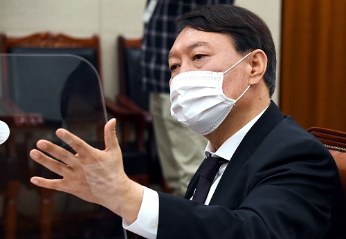 ▲ 윤석열 검찰총장이 지난 22일 서울 여의도 국회에서 열린 법제사법위원회 대검찰청 국정감사에서 의원 질의에 답변하고 있는 모습. <사진제공=뉴시스>