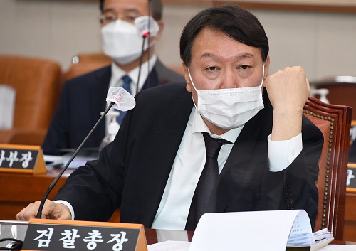 ▲ 윤석열 검찰총장이 지난 22일 국회에서 열린 법제사법위원회 대검찰청 국정감사에서 의원 질의에 답변하고 있는 모습. <사진제공=뉴시스>