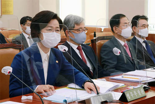 ▲ 추미애 법무부 장관이 26일 오전 서울 여의도 국회에서 열린 법제사법위원회의 법무부, 대법원, 감사원, 헌법재판소, 법제처 종합감사에서 질의에 답하고 있다. <사진제공=뉴시스>