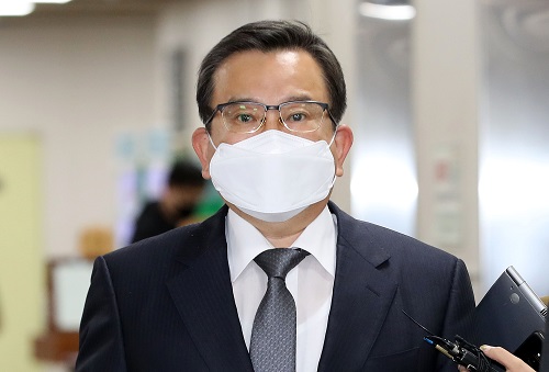 ▲ '별장 성접대' 의혹을 받고 있는 김학의 전 법무부 차관이 28일 오후 서울 서초구 서울고등법원에서 열리는 항소심 선고 공판에 출석하기 위해 법정으로 향하고 있는 모습. <사진제공=뉴시스>