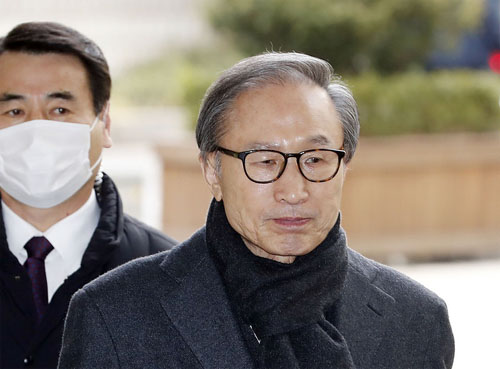 ▲ 지난 2월 19일 이명박 전 대통령이 서울 서초구 서울고등법원에서 열린 횡령과 뇌물 등 혐의 관련 항소심 선고 공판에 출석하고 있는 모습. <사진제공=뉴시스>