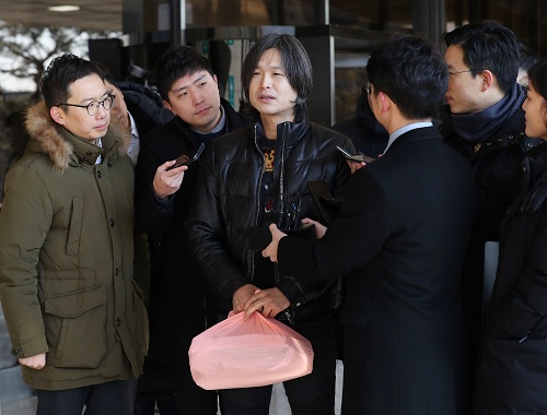 ▲ 이명박 전 대통령과 '다스'의 관계를 밝히기 위해 서울동부지검 산하에 다스 횡령 의혹 등 고발 사건 수사팀이 정식 출범한 2017년 12월 26일 오전 서울 서초구 서울중앙지검에서 '다스' 의혹을 취재해 온 시사인 주진우 기자가 참고인 신분으로 출석하던 중 질문을 받고 있는 모습. <사진제공=뉴시스>