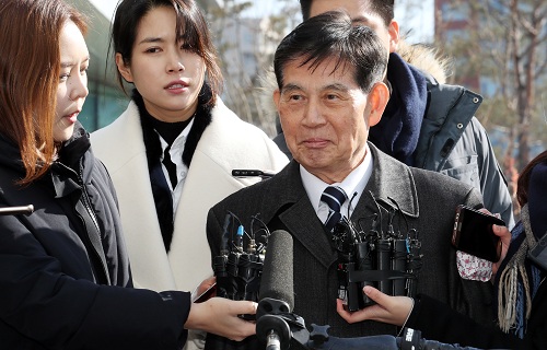 ▲ 다스의 ‘120억 원 횡령’ 정황을 파악하고도 은폐하려 했다는 의혹을 받은 정호영 전 BBK 특별검사가 2018년 2월 3일 오후 서울동부지검에 소환되면서 기자들의 질문을 받고 있는 모습. <사진제공=뉴시스>