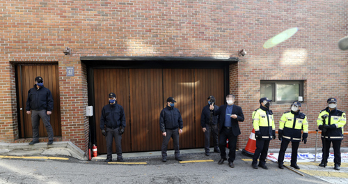 ▲ 횡령과 뇌물 등의 혐의로 징역 17년형이 확정된 이명박 전 대통령의 구치소 재수감일인 2일 서울 강남구 논현동 이 전 대통령 사저 앞에 경찰병력이 보이고 있다. <사진제공=뉴시스>