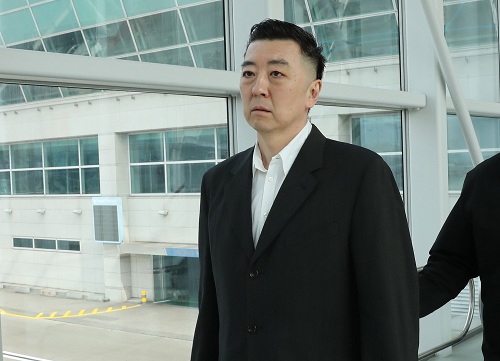 ▲ 'BBK 주가 조작 사건'으로 만기 출소한 김경준씨가 2017년 3월 29일 강제 추방됐다. 김 씨가 인천공항에서 미국 로스앤젤레스행 여객기에 탑승하고 있는 모습. <사진제공=뉴시스>