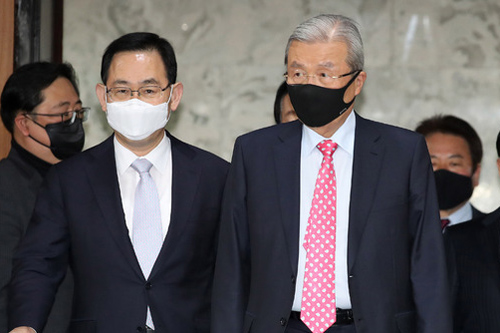 ▲ 김종인 국민의힘 비상대책위원장과 주호영 원내대표 등 당 지도부가 4일 서울 여의도 국회에서 열린 확대당직자회의에 참석하고 있다. <사진제공=뉴시스>