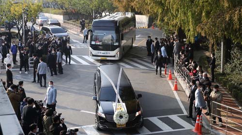 ▲ 고 이건희 삼성그룹 회장의 운구차량이 지난 10월 28일 오전 서울 강남구 삼성서울병원 장례식장을 빠져나오고 있다.<사진제공=뉴시스>