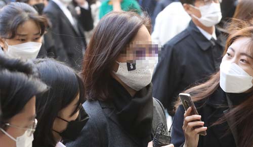 ▲ 자녀 입시비리와 사모펀드 투자 의혹 등으로 기소된 조국 전 법무부 장관의 배우자 정경심 동양대 교수가 5일 오전 서울 서초구 서울중앙지방법원에서 열린 결심 공판에 출석하기 위해 법정으로 향하고 있다. <사진제공=뉴시스>