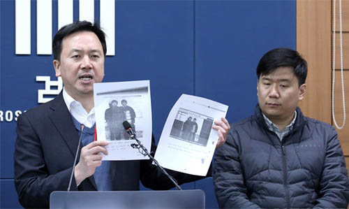 ▲ 지난해 2월13일 오전 서울 서초구 서울고검 기자실에서 열린 국가정보원의 간첩사건조작 가담 검사와 국정원수사관 등에 대한 고소 기자회견에서 양승봉(왼쪽) 변호사가 조작된 증거사진을 들고 설명하고 있는 모습. 오른쪽은 피해자 유우성씨. 탈북 화교 출신으로 서울시청에 근무 중이었던 유우성 씨는 국내 탈북자 신원정보를 북한에 넘긴 혐의로 기소돼 대법원에서 무죄가 확정됐다. <사진제공=뉴시스>