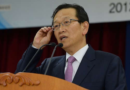 ▲ 지난 2012년, 현직검사와 여성 피의자의 부적절한 성관계 파문에 관리 소홀에 대한 책임을 지고 사의를 표명한 석동현 당시 서울동부지검장. <사진제공=뉴시스>