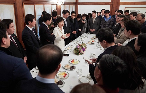 ▲ 박근혜 전 대통령이 지난 2017년 1월 1일 청와대 상춘재에서 출입기자단과 신년 인사를 겸한 티타임을 하고 있는 모습. <사진=청와대 제공, 뉴시스>