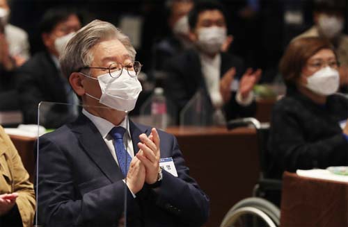 ▲ 6일 오전 경기도 수원시 팔달구 노보텔 앰배서더 호텔에서 열린 '2020 경기도 사회주택 콘퍼런스'에서 이재명 경기도지사가 박수를 치고 있다.<사진제공=뉴시스>