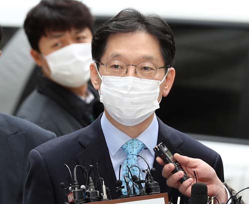 ▲ '드루킹 댓글조작'에 공모한 혐의를 받는 김경수 경남도지사가 항소심 선고 공판에 출석하기 위해 6일 서울 서초구 서울고등법원으로 향하며 취재진 질문에 답하고 있다. <사진제공=뉴시스>