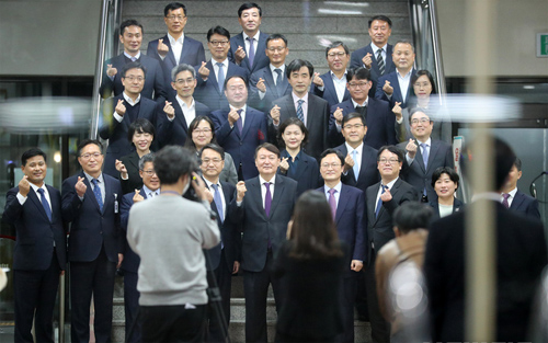 ▲ 윤석열 검찰총장이 지난달 29일 오후 대전 서구 대전고등검찰청을 방문해 검사들과의 간담회를 마친 뒤 청사 로비에서 검사들과 기념촬영을 하고 있다.<사진제공=뉴시스>