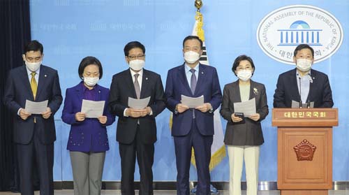 ▲ 이철규 의원을 비롯한 국민의힘 산업통상자원중소벤처기업위원회 위원들이 지난달 20일 오후 서울 여의도 국회 소통관에서 월성1호기 조기 폐쇄 결정 감사원 결과 발표에 대한 긴급 기자회견을 열고 있다.<사진제공=뉴시스>