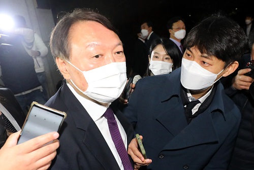 ▲ 윤석열 검찰총장이 지난달 29일 대전 서구 대전고등검찰청을 방문해 검사들과의 간담회를 마친 뒤 청사를 나서며 취재진의 질문을 받고 있는 모습. <사진제공=뉴시스>