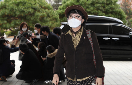 ▲ 국회 법제사법위원회의 검찰과 법무부의 특수활동비 집행 내역 현장 검증이 열린 9일 오후 서울 서초구 대검찰청에 김진애 열린민주당 의원이 들어서고 있다. <사진제공=뉴시스>