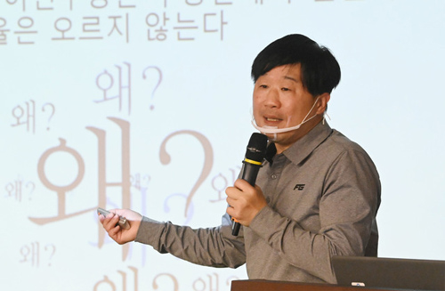 ▲ 서민 단국대 교수가 11일 오전 서울 여의도 국회 의원회관에서 열린 국민의힘 초선의원 '명불허전 보수다' 모임에서 '보수의 길'을 주제로 강연하고 있다.<사진제공=뉴시스>