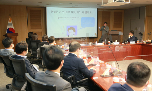 ▲ 서민 단국대학교 교수가 11일 오전 서울 여의도 국회 의원회관에서 열린 국민의힘 초선 의원 모임인 '명불허전 보수다'에 참석해 '야당의 길'이라는 주제로 강연을 하고 있다. <사진제공=뉴시스>