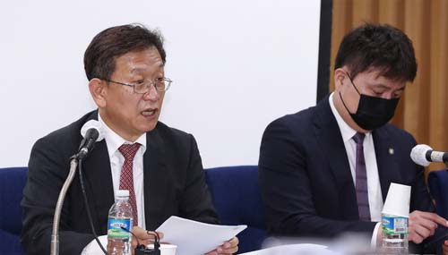 ▲ 인천 연수구을 4·15총선 선거무효소송 소송대리인단 석동현 변호사가 지난 10월 7일 오전 서울 서초구 서울지방변호사회관 정의실에서 주요쟁점 설명 관련 기자회견을 하고 있다. 오른쪽은 박주현 변호사. <사진제공=뉴시스>