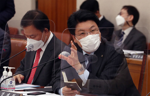 ▲ 장제원 국민의힘 의원이 16일 오전 서울 여의도 국회에서 열린 법제사법위원회 전체회의에서 추미애 법무부 장관에게 질의를 하고 있다. <사진제공=뉴시스>