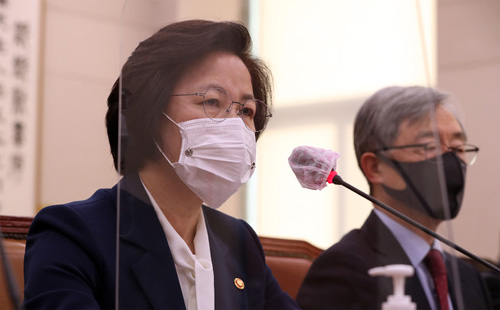 ▲ 추미애 법무부 장관이 16일 오전 서울 여의도 국회에서 열린 법제사법위원회 전체회의에 출석해 의원들 질의에 답하고 있다. <사진제공=뉴시스>