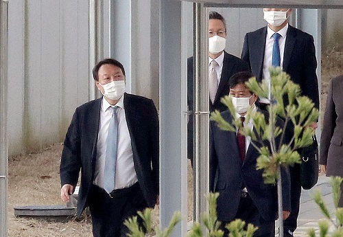 ▲ 윤석열 검찰총장이 신임 차장검사 대상 강연과 만찬을 위해 지난 9일 오후 충북 진천 법무연수원을 방문, 배성범 법무연수원장과 강연 장소로 이동하고 있는 모습. <사진제공=뉴시스>