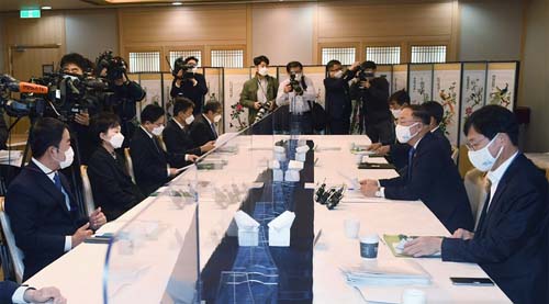 ▲ 홍남기 경제부총리 겸 기획재정부 장관이 19일 오전 서울 종로구 정부서울청사 국무위원식당에서 열린 제10차 부동산시장 점검 관계장관회의에 참석해 발언하고 있다. <사진제공=뉴시스>