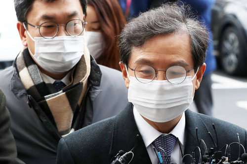 ▲ 돈을 받고 우리은행 고위 인사들에게 라임 사태 관련 로비를 한 혐의를 받는 윤갑근 전 대구고검장이 구속 전 피의자 심문(영장실질심사)에 출석하기 위해 10일 서울 양천구 서울남부지방법원으로 들어서며 취재진 질문에 답하고 있다. <사진제공=뉴시스>