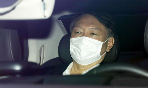 ▲ 법무부 검사징계위원회가 윤석열 검찰총장에게 정직 2개월의 처분을 내린 가운데 윤 총장이 16일 오전 서울 서초구 대검찰청으로 출근하고 있다. <사진제공=뉴시스>