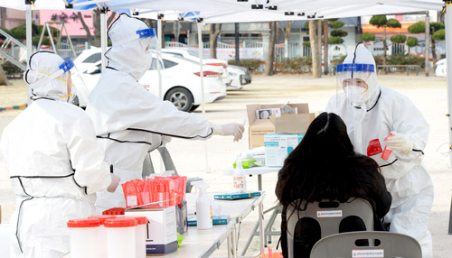 ▲ 울산 중구 초등학교 학생이 신종 코로나 바이러스 감염증(코로나19) 확진판정을 받은 11일 오전 해당 초등학교 선별진료소에서 학생이 코로나19 검사를 받고 있다. <사진제공=뉴시스>