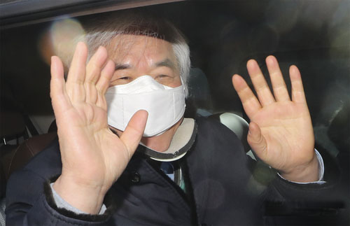 ▲ 전광훈 사랑제일교회 목사가 30일 오전 서울 서초구 서울중앙지법에서 열린 사전 선거운동을 하고 '문재인은 간첩' 등 발언으로 대통령의 명예를 훼손한 혐의 관련 1심 선고 공판에서 무죄판결을 받은 뒤 법원을 빠져나와 차량으로 이동하고 있다. <사진제공=뉴시스>