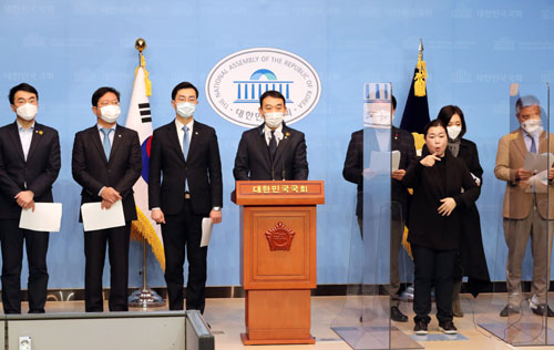 ▲ 더불어민주당 김용민, 장경태 등 의원들과 열린민주당 최강욱 대표가 29일 서울 여의도 국회에서 공소청법 제정안, 검찰청법 폐지법률안 발의 기자회견을 하고 있다. <사진제공=뉴시스>