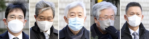 ▲ 이재용(왼쪽부터) 삼성전자 부회장과 장충기 전 삼성 미래전략실 사장, 최지성 전 삼성전자 미래전략실장, 박상진 전 삼성전자 사장, 황성수 전 삼성전자 전무가 30일 오후 서울 서초구 서울고등법원에서 열린 국정농단 관련 파기환송심 10차 공판에 각각 출석하고 있는 모습. <사진제공=뉴시스>