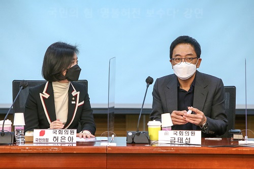 ▲ 더불어민주당을 탈당한 금태섭 전 의원이(오른쪽) 지난 11월 18일 국회 의원회관에서 열린 국민의힘 초선의원 모임에 강연자로 참석해 허은아 국민의힘 의원과 대화하고 있는 모습. <사진제공=뉴시스>