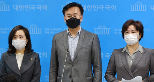 ▲ 유상범, 전주혜, 조수진 국민의힘 의원이 6일 서울 여의도 국회 소통관에서 추미애 법무부 장관 검찰 고발 관련 기자회견을 갖고 있다.<사진제공=뉴시스>