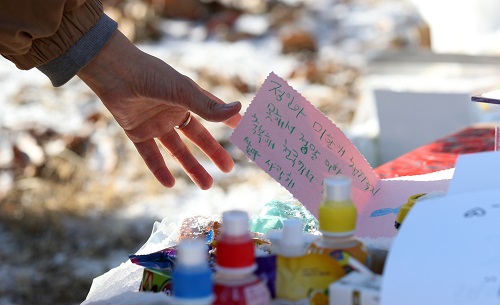 ▲ 故 정인 양의 묘지에 추모객들이 놓은 선물과 추모 메시지가 적혀있다. 故 정인 양은 생후 16개월째인 지난해 10월 양부모의 폭력과 학대로 숨을 거두었다. <사진제공=뉴시스>