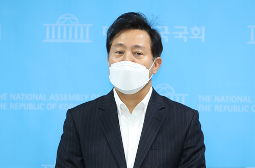 ▲ 오세훈 전 서울시장이 7일 오전 서울 여의도 국회 소통관에서 기자회견을 열고 "안철수 국민의당 대표가 국민의힘에 입당하면 서울시장 선거에 출마하지 않겠다"며 '조건부 출마' 의사를 밝힌 뒤 기자들의 질문을 받고 있다. <사진제공=뉴시스>