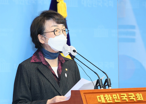 ▲ 열린민주당 김진애 원내대표가 5일 서울 여의도 국회 소통관에서 기자회견을 열고 변창흠 국토교통부 장관의 역세권 개발 활성화 정책에 대해 "제2의 뉴타운 광풍을 방지할 수 있도록 '역세권 미드타운' 제도를 설계해야한다"고 말하고 있다. <사진제공=뉴시스>