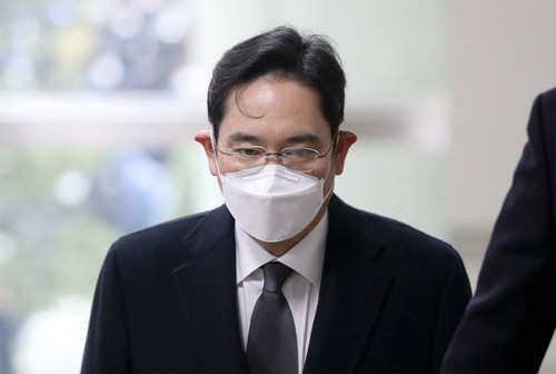 ▲ 이재용 삼성전자 부회장이 18일 오후 서울 서초구 서울고등법원에서 열리는 국정논단 관련 파기환송심 선고 공판에 출석하고 있다. <사진제공=뉴시스>