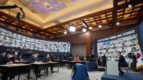 ▲ 문재인 대통령이 18일 오전 청와대 춘추관에서 온·오프 혼합 방식으로 열린 '2021 신년 기자회견'에 참석해 취재진의 질문에 답변하고 있다. <사진제공=뉴시스>