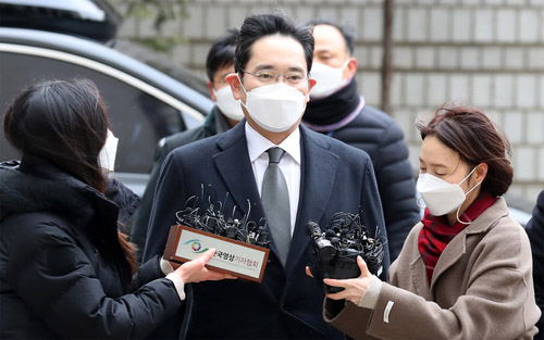 ▲ 국정농단 혐의로 재판을 받고 있는 이재용 삼성전자 부회장이 18일 오후 서울 서초구 서울고등법원에서 열린 파기환송심 선고 공판에 출석하고 있다.<사진제공=뉴시스>