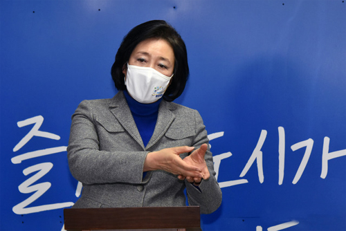 ▲ 박영선 더불어민주당 서울시장 예비후보가 9일 오전 서울 종로구 율곡로 선거캠프에서 ‘서울 도시공간의 대전환 수직정원도시’라는 주제로 세번째 시민보고를 하고 있다.<사진제공=뉴시스>