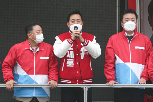 ▲ 오세훈 국민의힘 서울시장 후보가 26일 오전 서울 강서구 증미역에서 출근길 시민들에게 지지를 호소하고 있다.<사진제공=뉴시스>