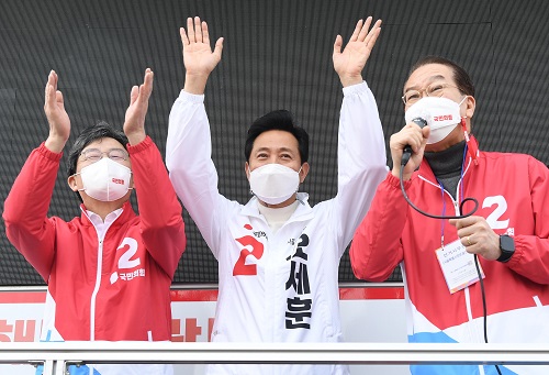 ▲ 오세훈(가운데) 국민의힘 서울시장 후보가 26일 오후 서울 용문시장 네거리에서 유세차량에 올라 지지를 호소하고 있다. 왼쪽부터 유승민 공동선대위원장, 오 후보, 권영세 의원. <사진제공=뉴시스>