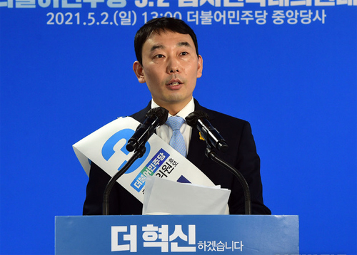 ▲ 더불어민주당의 새 지도부를 선출하는 전당대회가 2일 서울 여의도 중앙당사에서 열린 가운데 김용민 최고위원 후보가 정견발표를 하고 있다.<사진제공=뉴시스>