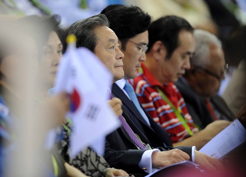 ▲ 이건희 삼성전자 회장과 이재용 부회장이 지난 2010년 11월14일 중국 광저우 아오티 아쿠아센터에서 열린 2010 광저우 아시안게임 수영결선경기를 보기 위해 관중석에 앉아있는 모습. <사진제공=뉴시스>